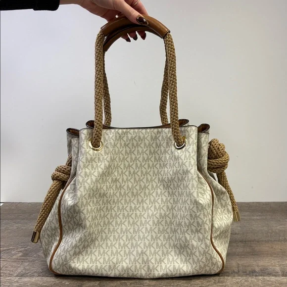 Michael Kors Marina Large Drawstring Tote – Vanilla Signature ⚓️